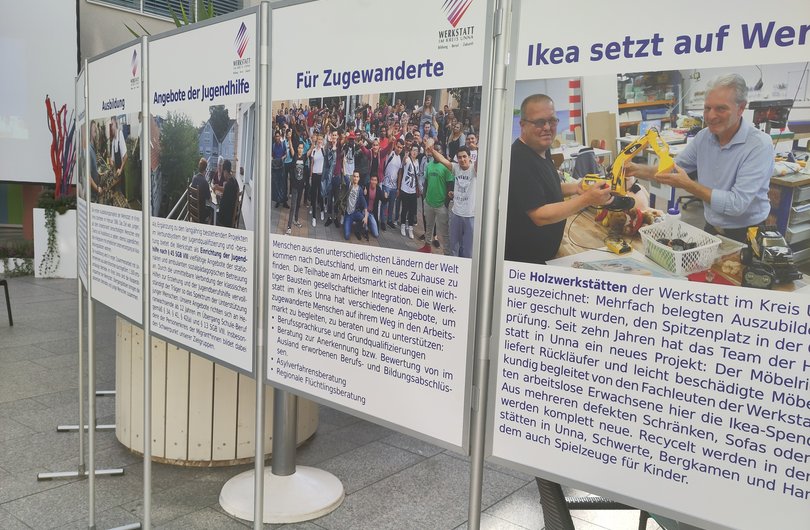 Foto von 3 Stellwänden mit Texten über die WiKU